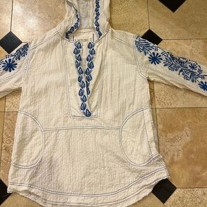 Free People oversized top v neck white with blue pattern size small